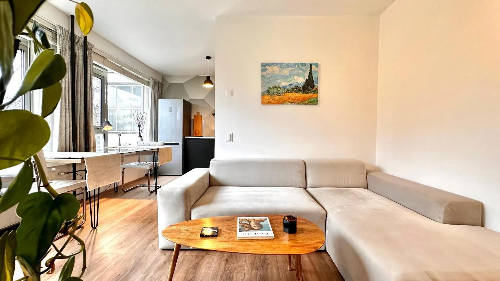 Cozy Retreat With Park Views And Free Parking contacts
